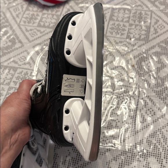 Bauer XLP Tuik Black and White Skates with Blue Accents. Kids size Y11 - Picture 5 of 8